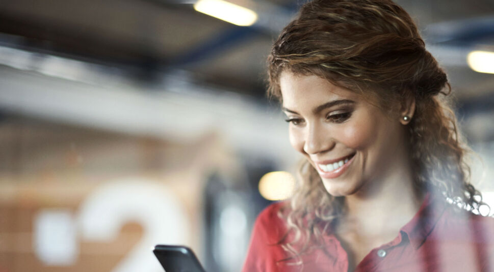 Junge Frau bearbeitet ihre Ordner auf dem Smartphone.