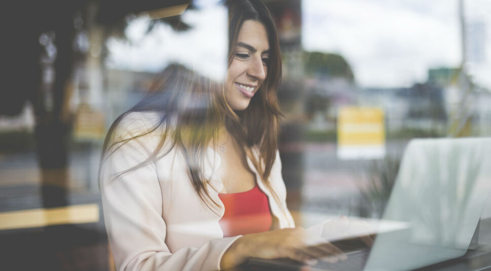 Junge Frau arbeitet am Laptop.