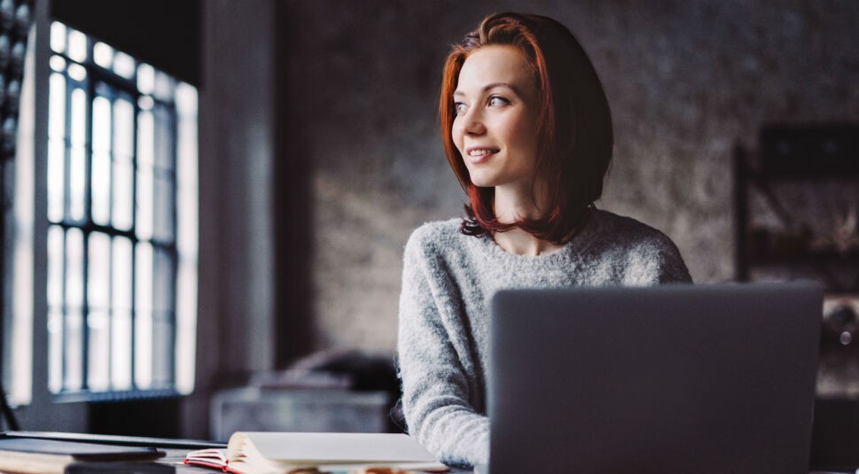 Junge Frau defragmentiert ihren Computer.