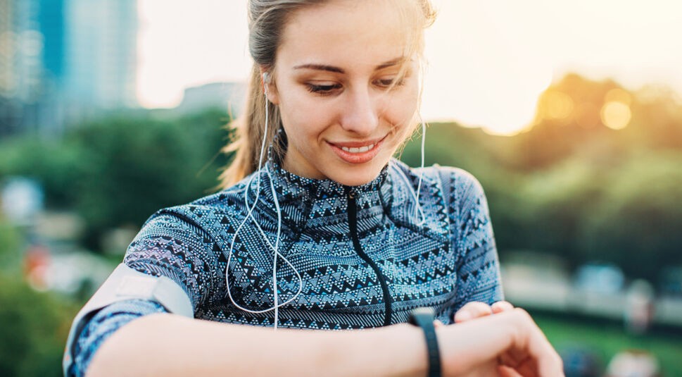 Junge Frau mit Smartwatch