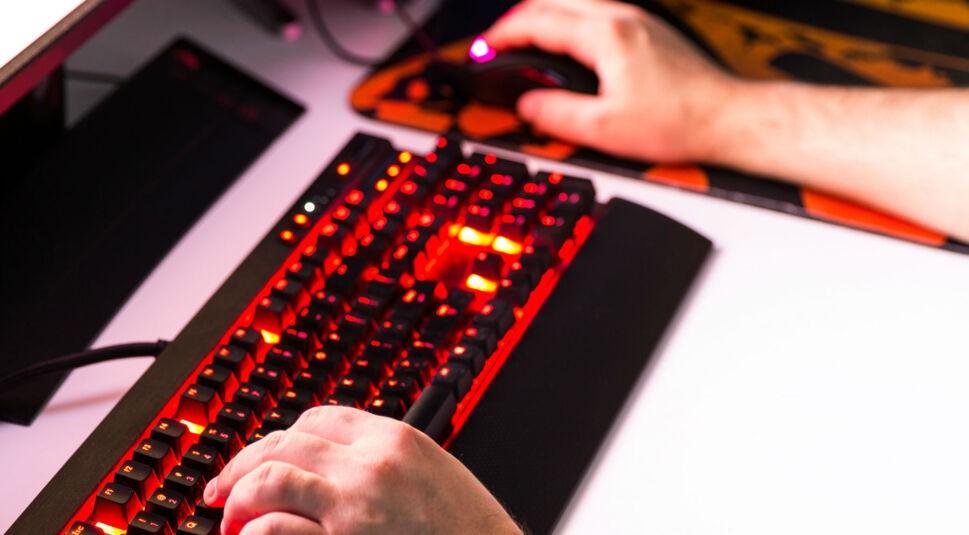 Junger Mann spielt über den Computer Free to Play-Games.