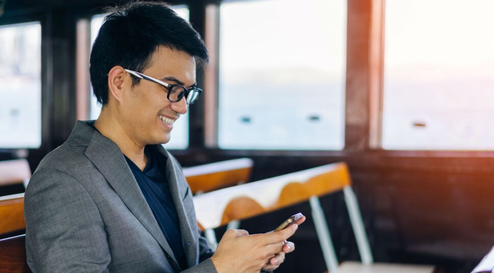 Junger Mann schaut HDR-Videos auf seinem iPhone.