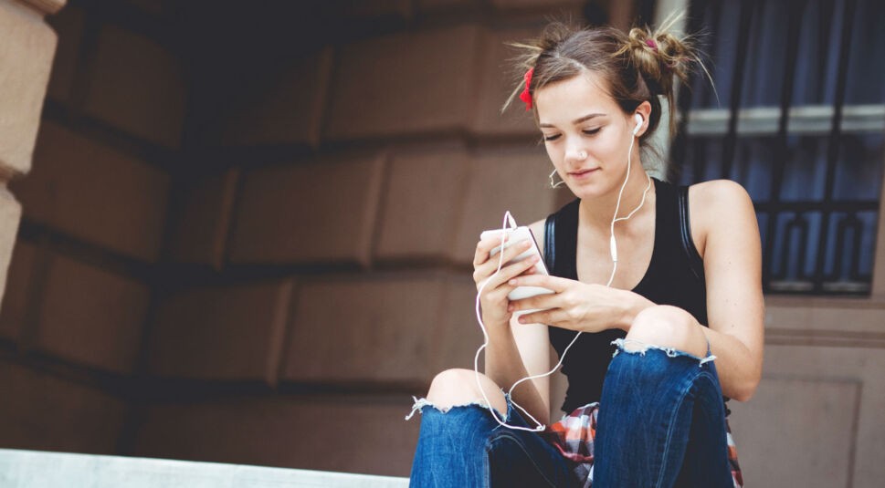 Junge Frat textet am Smartphone.