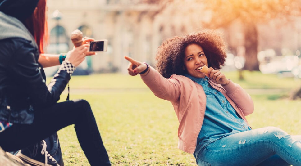 Freundinnen nutzen Snapchat, um Videos aufzunehmen.