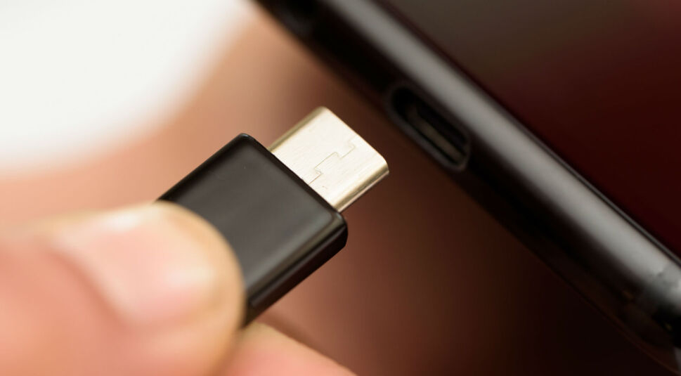 Smartphone via USB-Kabel mit einem Computer verbinden.