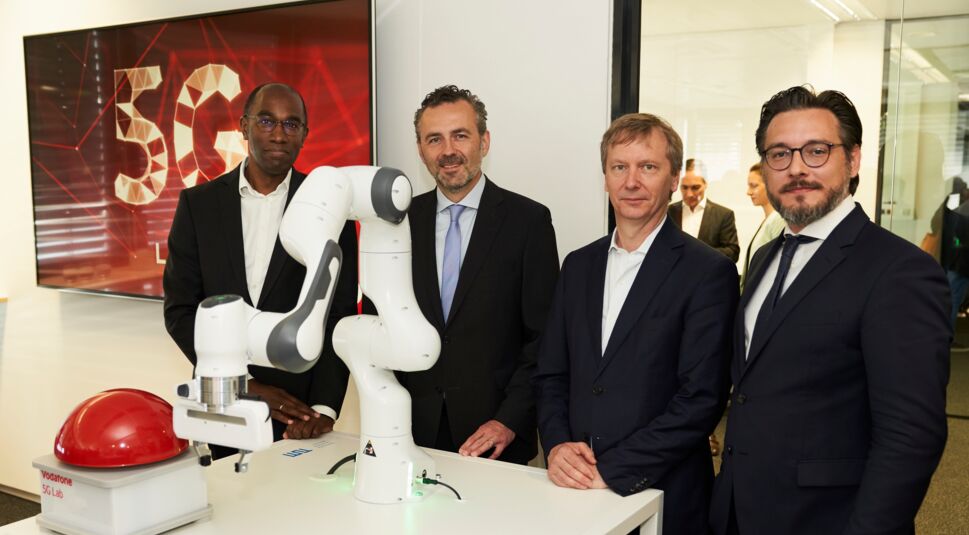  Eric Kuisch (Geschäftsführer Technik bei Vodafone), Thomas Jarzombek (Bundestagsabgeordneter der CDU), Prof. Gerhard Fettweis (Elektrotechniker) und Prof. Sami Haddadin (Roboterforscher) bei der Eröffnung des 5G Labs in Düsseldorf.