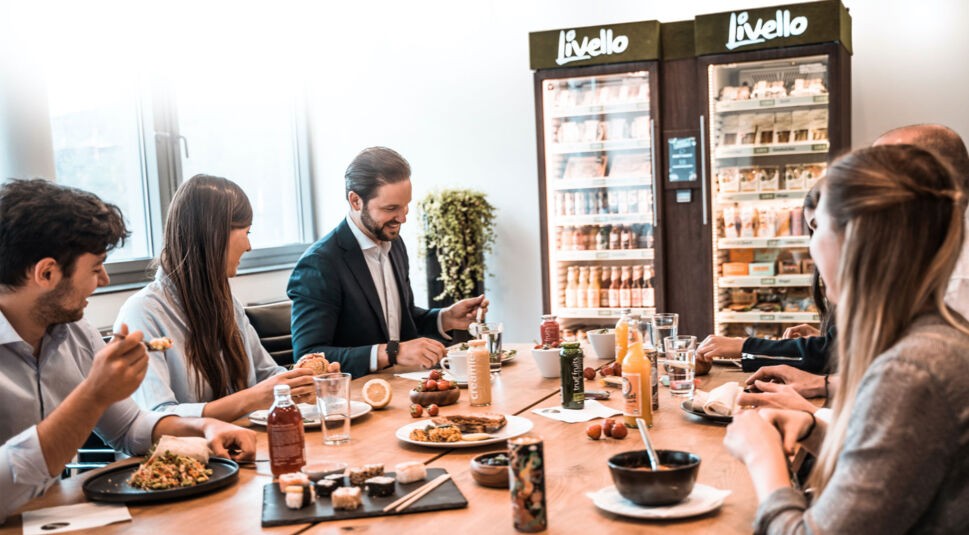 Eine Gruppe Personen bei der Mittagspause in der smarten Küche von Livello