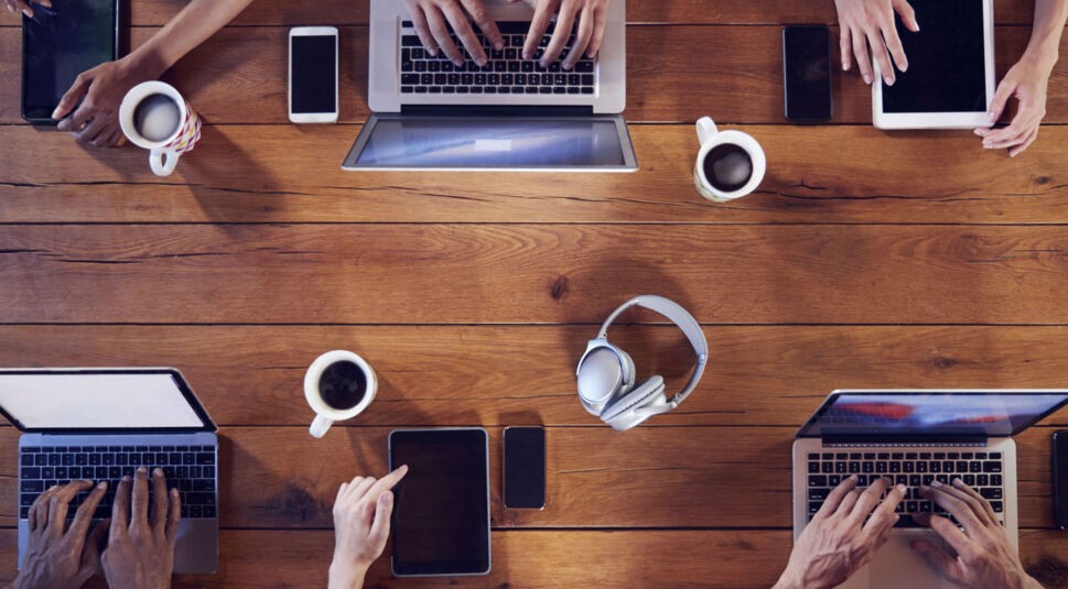 Am Smartphone, Tablet oder Laptop arbeiten.