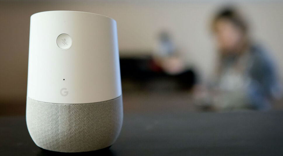 Google Home-Lautsprecher steht auf dem Tisch.