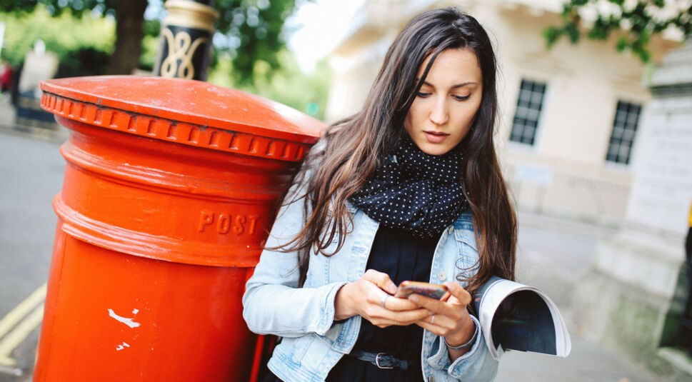 Junge Frau schreibt Nachrichten am Smartphone.