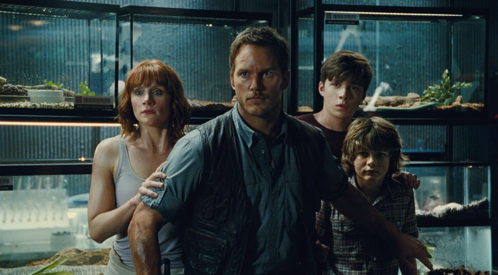 Owen (Chris Pratt) beschützt Claire (Bryce Dallas Howard) und ihre Neffen Gray (Ty Simpkins) und Zach (Nick Robinson) | © Universal Pictures