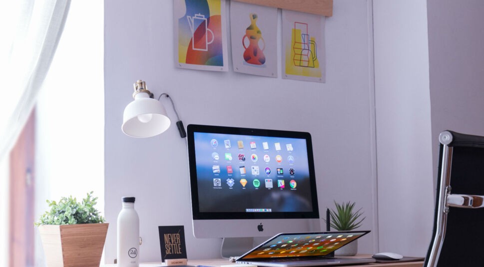 Mac-Computer im Büro.