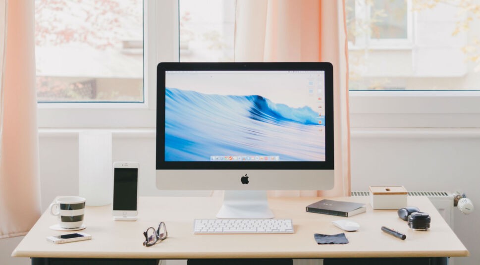 Mac-Computer auf einem Schreibtisch.