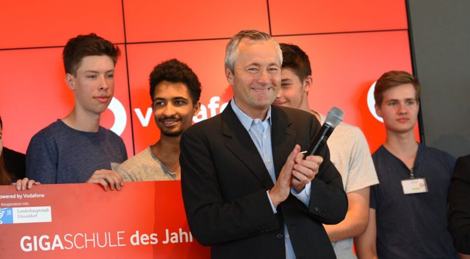 GigaSchule Siegerehrung mit Hannes Ametsreiter