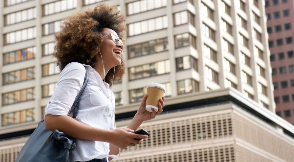 Junge Frau hört einen Podcast via Smartphone.