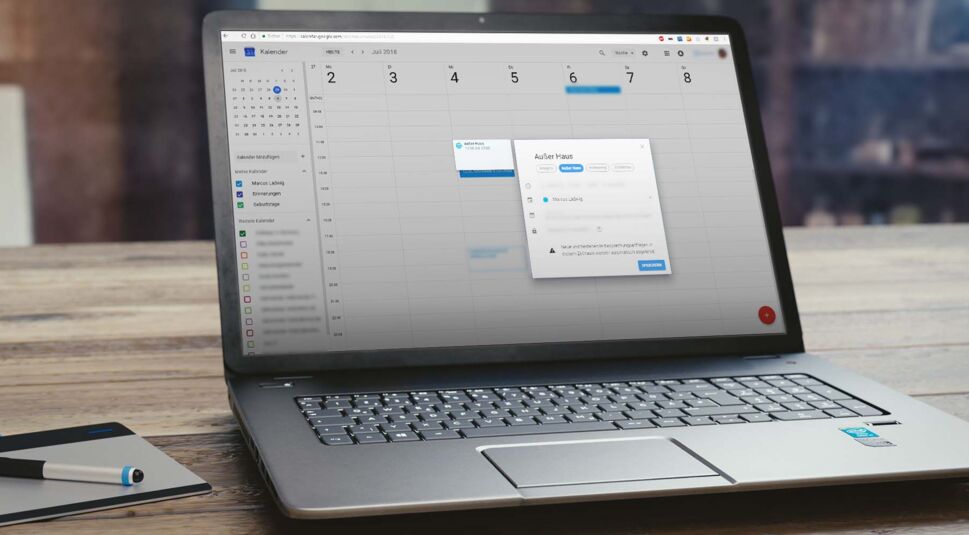 Ein Laptop mit dem Google Kalender