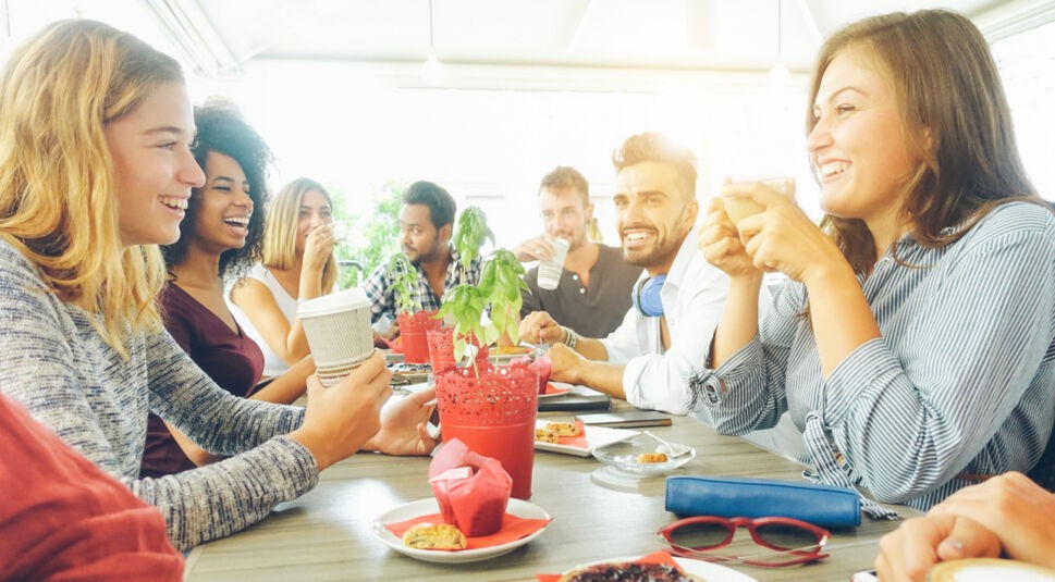Einige Freunde bei Kaffee und Kuchen