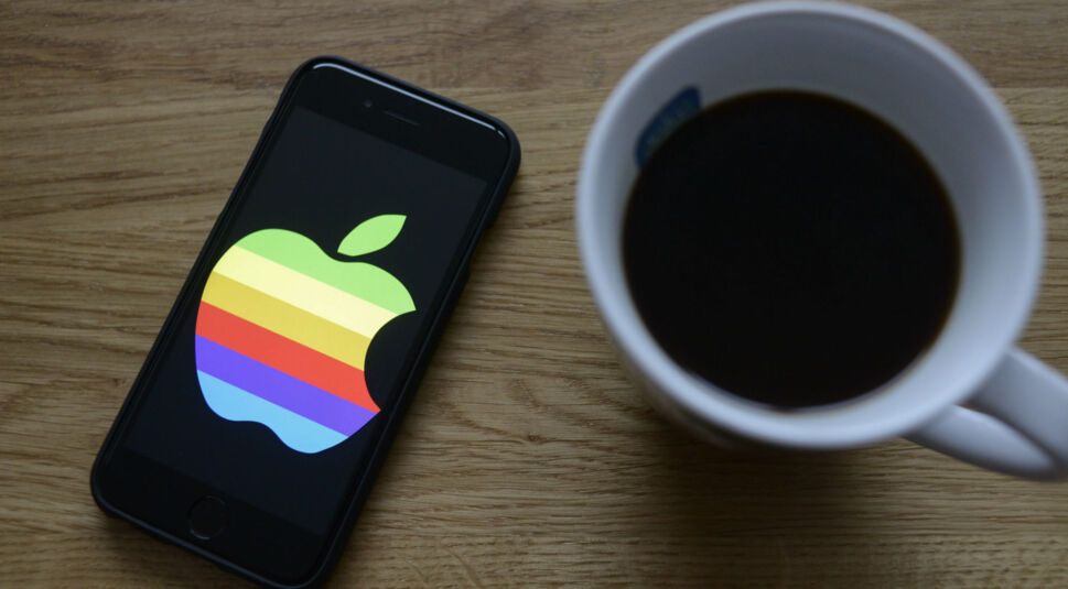 Buntes Apple-Logo auf einem iPhone.