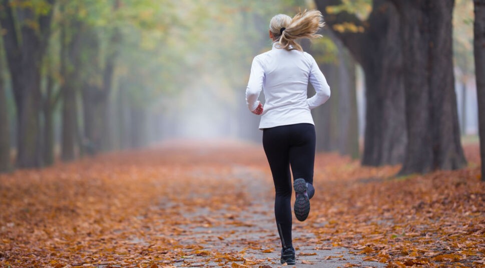 Junge Frau absolviert ein Lauf-Training.