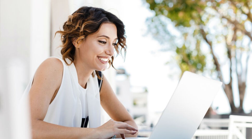 Junge Frau arbeitete mit Google Drive an ihrem Laptop.