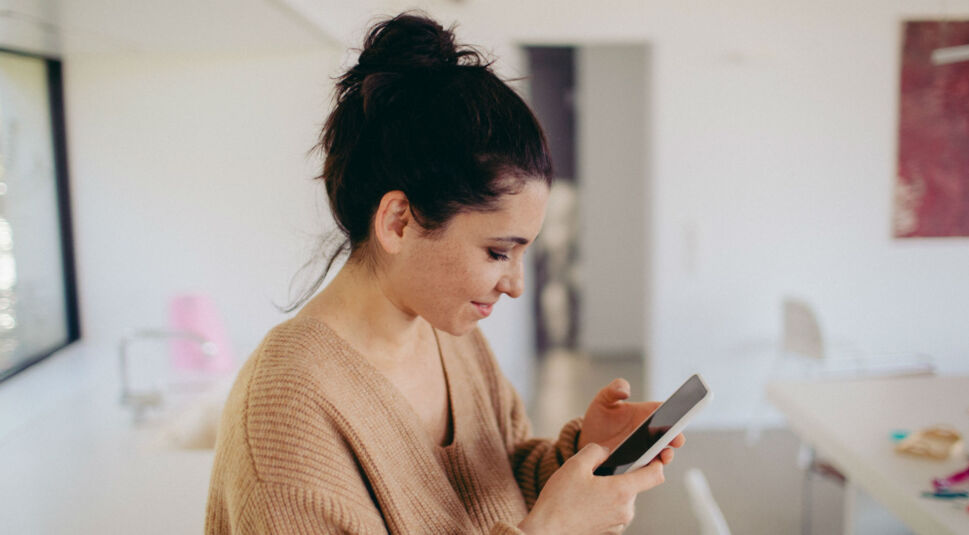 Junge Frau legt erfolgreich ein WhatsApp-Backup an.