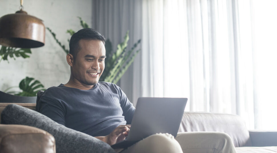 Junger Mann richtet am Laptop für Kodi ein Passwort ein.