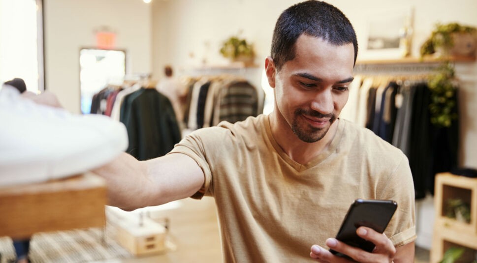 Junger Mann surft mit dem Kiwi Browser im Netz.