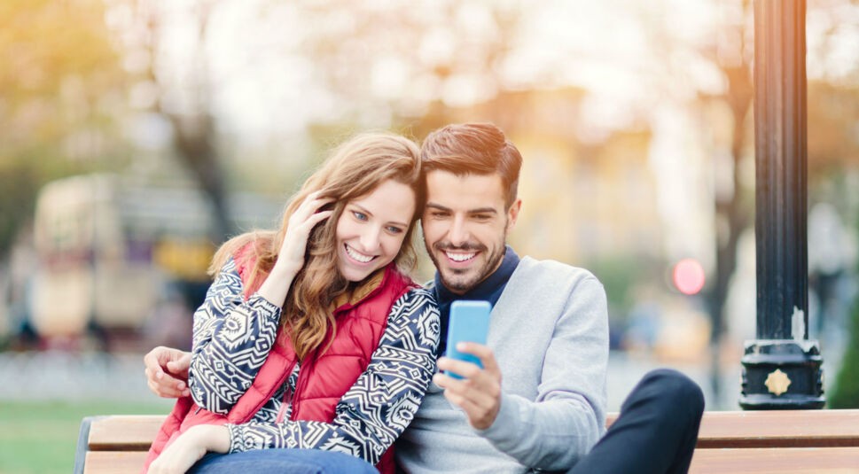 Junges Paar schaut YouTube-Videos inkognito auf dem Smartphone.