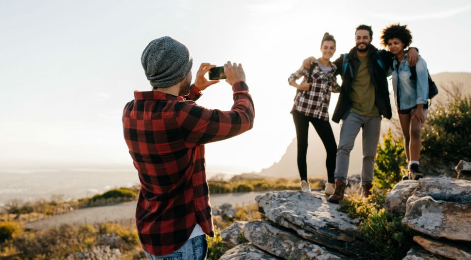 Mit dem Huawei P20 Pro ein Foto von Freunden aufnehmen.