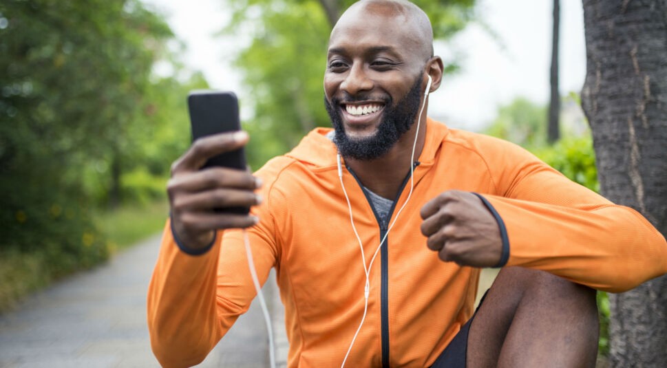 Junger Mann tippt über die Gboard-Tastatur am Smartphone seine Nachrichten ein.