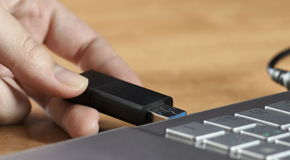 USB-Stick zur Verschlüsselung an den Laptop anschließen.