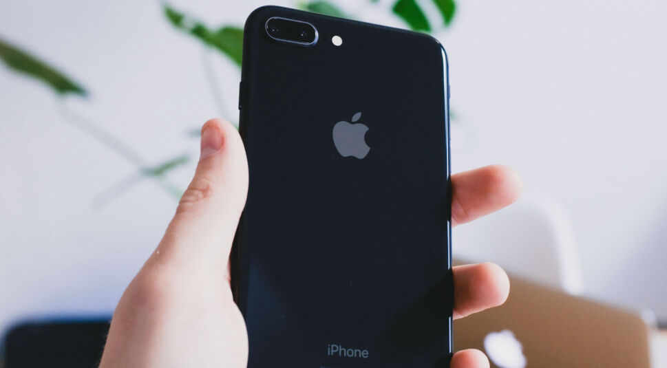 Ein iPhone mit FaceTime-Funktion in der Hand halten.