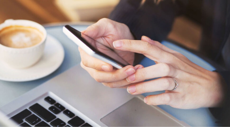 Am Laptop und Smartphone den Google Chrome-Browser nutzen.