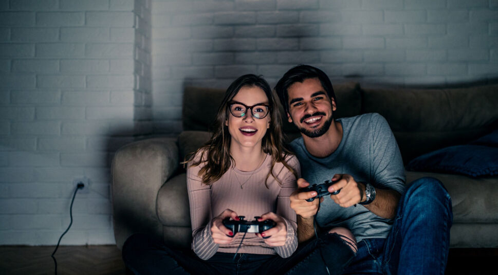 Mann und Frauen spielen ein Computerspiel auf Konsole