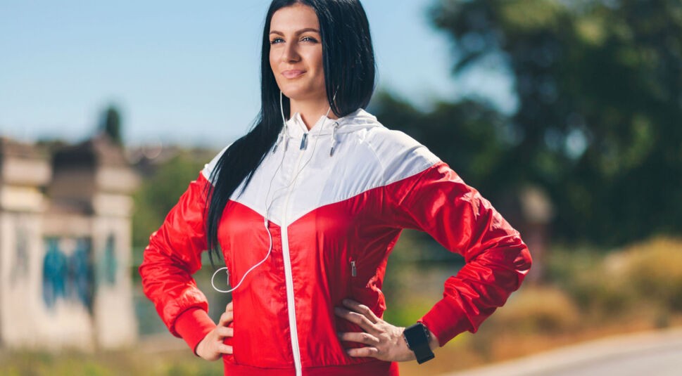 Junge Frau trackt ihre Fitness mit ihrer Smartwatch.