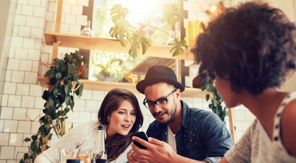 Junger Mann legt ein neues WhatsApp-Backup an.