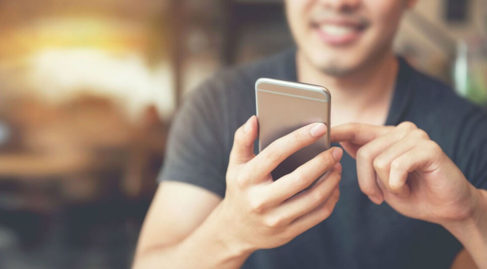 Junger Mann löst seine Probleme mit FaceTime am iPhone.