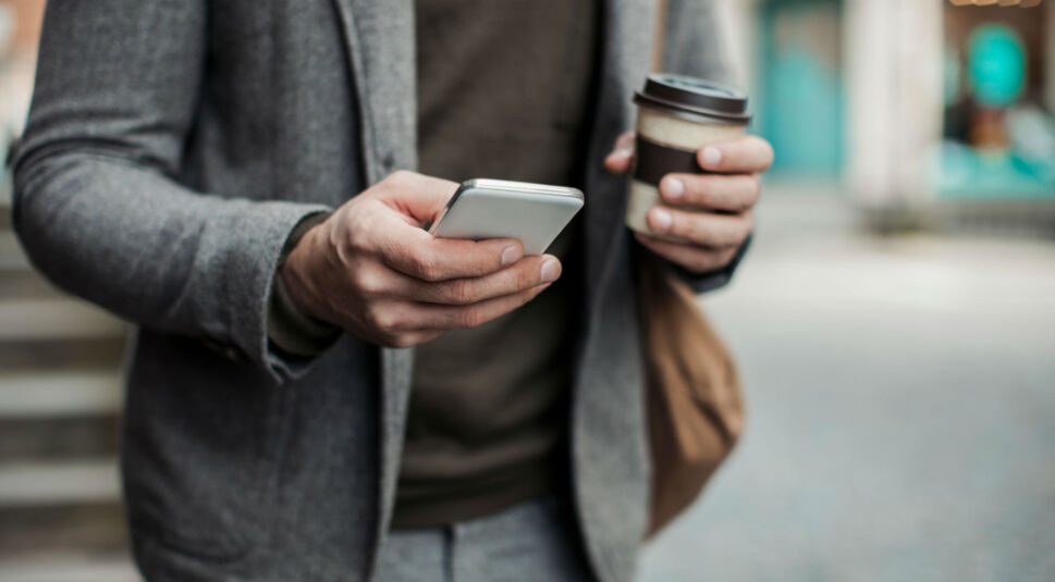 Junger Mann testet die neue Android-Gestensteuerung auf seinem Smartphone.