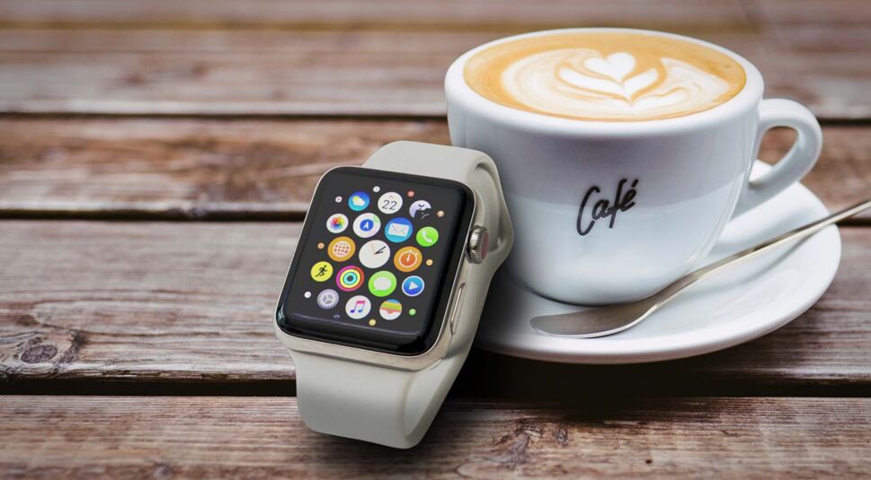 Die Apple Watch Series 3 ist an eine Tasse angelehnt.