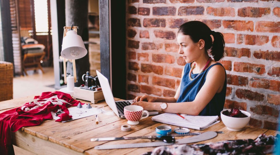 Junge Frau nutzt am Laptop das neue Gmail und passt dessen Oberfläche an.