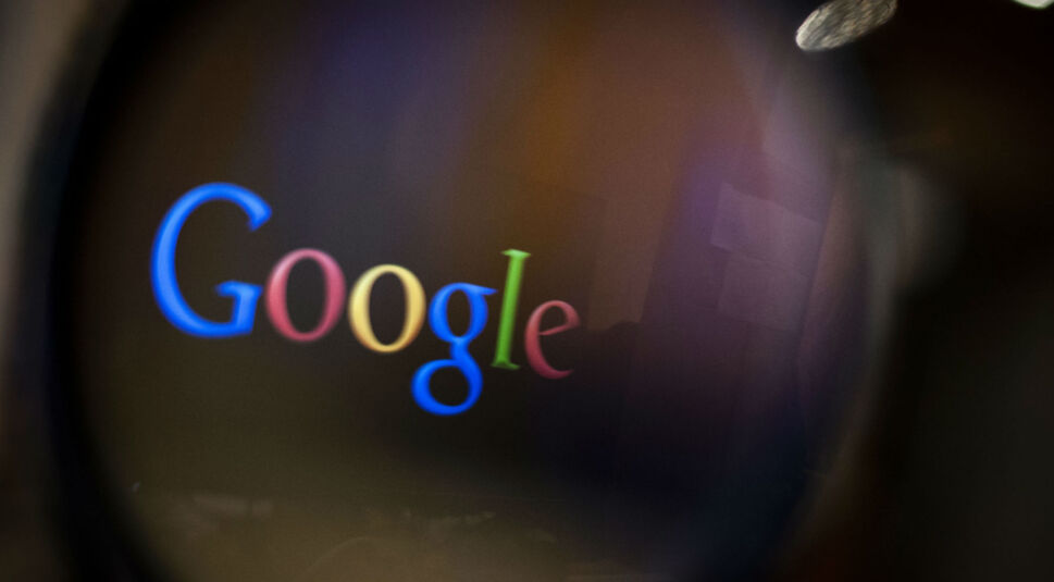 Google-Logo durch eine Lupe betrachten.