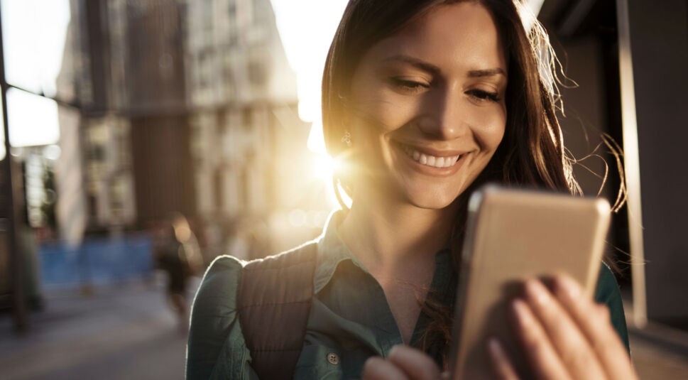 Junge Frau bearbeitet die Gmail-Benachrichtigungen am Smartphone.