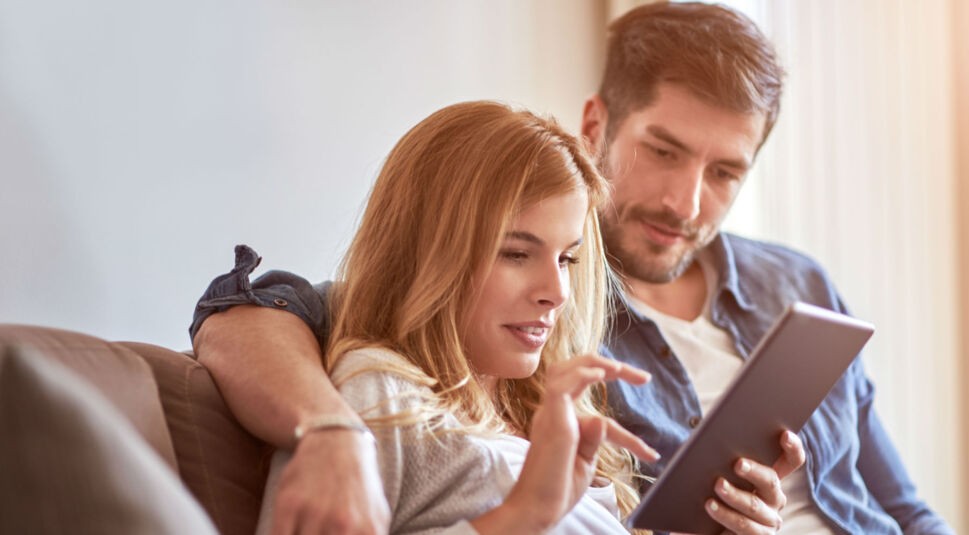 Junges Paar testet auf dem iPad die neue Apple-Books-App.