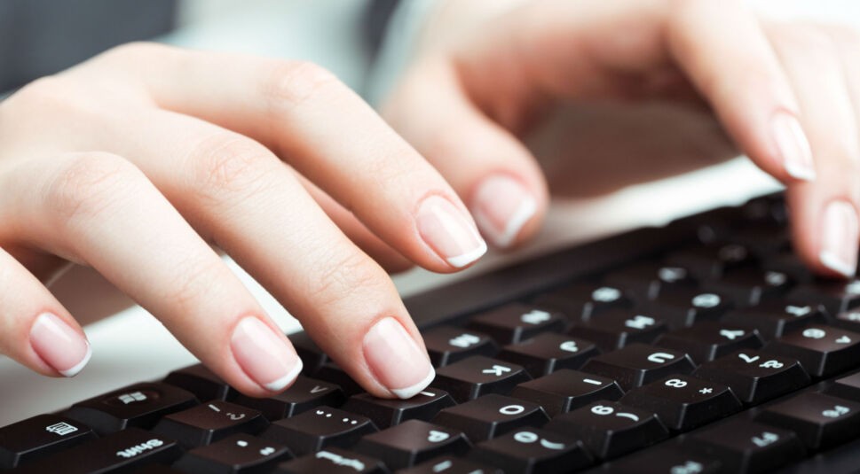 Auf der Tastatur tippen.