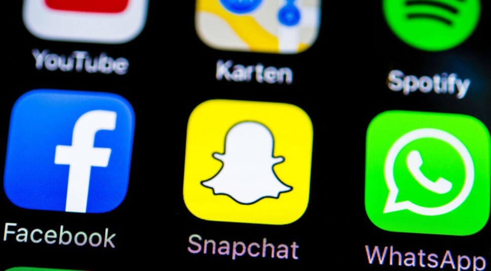 Beliebte Android-Apps wie Snapchat, Facebook und WhatsApp auf dem Smartphone.