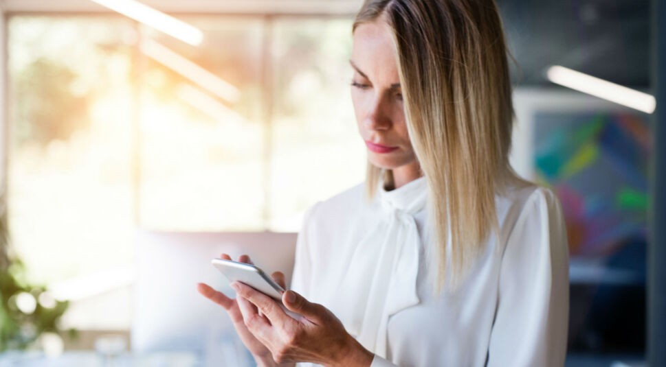 Junge Frau löscht am Smartphone ihren Google-Suchverlauf.
