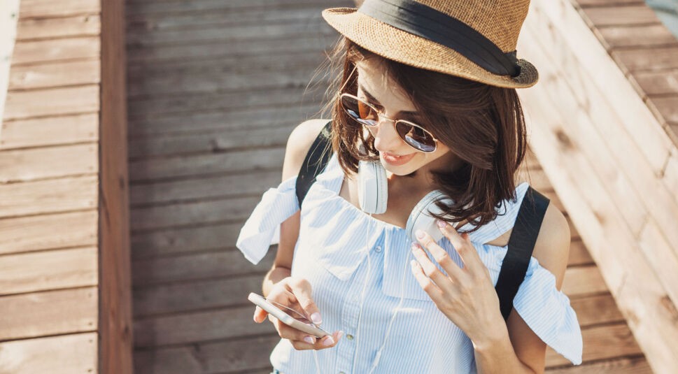 Frau verknüpft Kurzbefehl mit Siri am Smartphone.