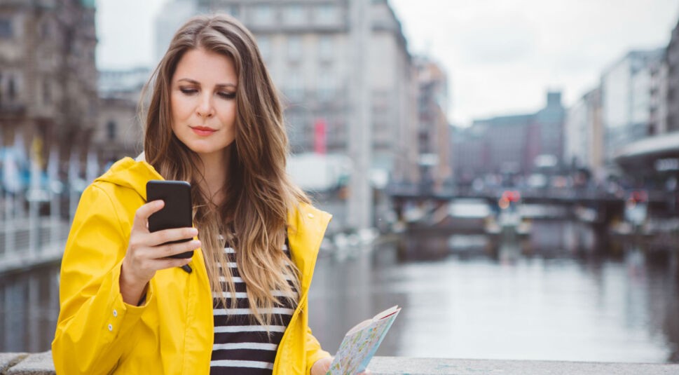 Neue Google-Maps-Funktion hilft junger Frau beim Pendeln.