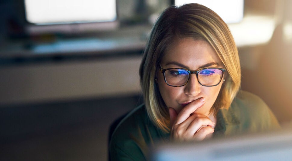 Junge Frau testet Adobe Premiere Rush CC am Computer.