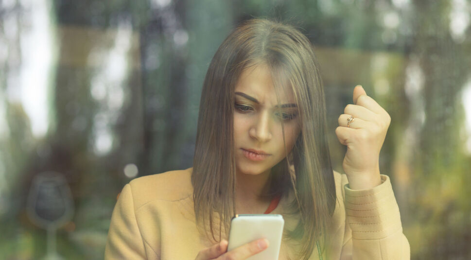 Frau testet an ihrem Smartphone beliebte Android-Apps.